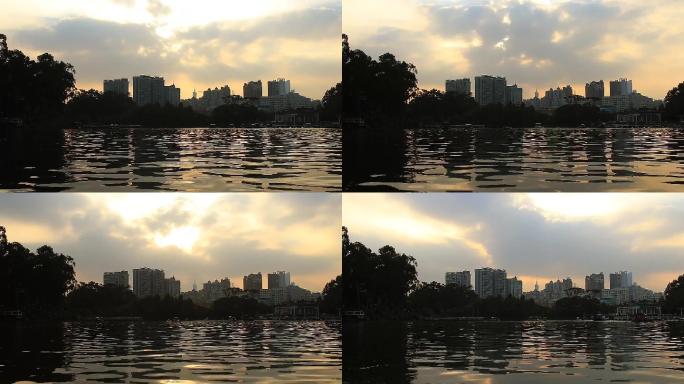 广州天河公园湖上波光粼粼，轻舟荡漾，夕阳