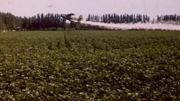 50年代飞机喷洒农药施肥