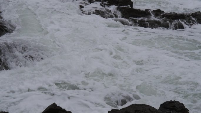 青岛海边礁石风大浪急