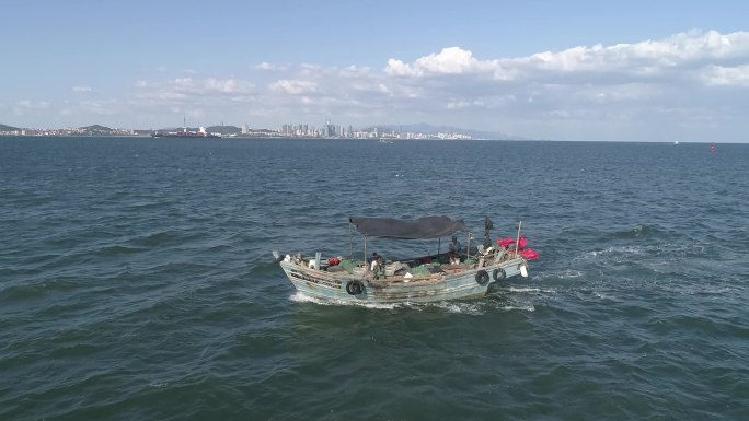 航拍青岛胶州湾渔船小船