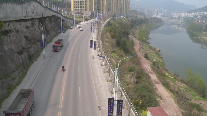 大货车路边停车下坡路公路公路河流