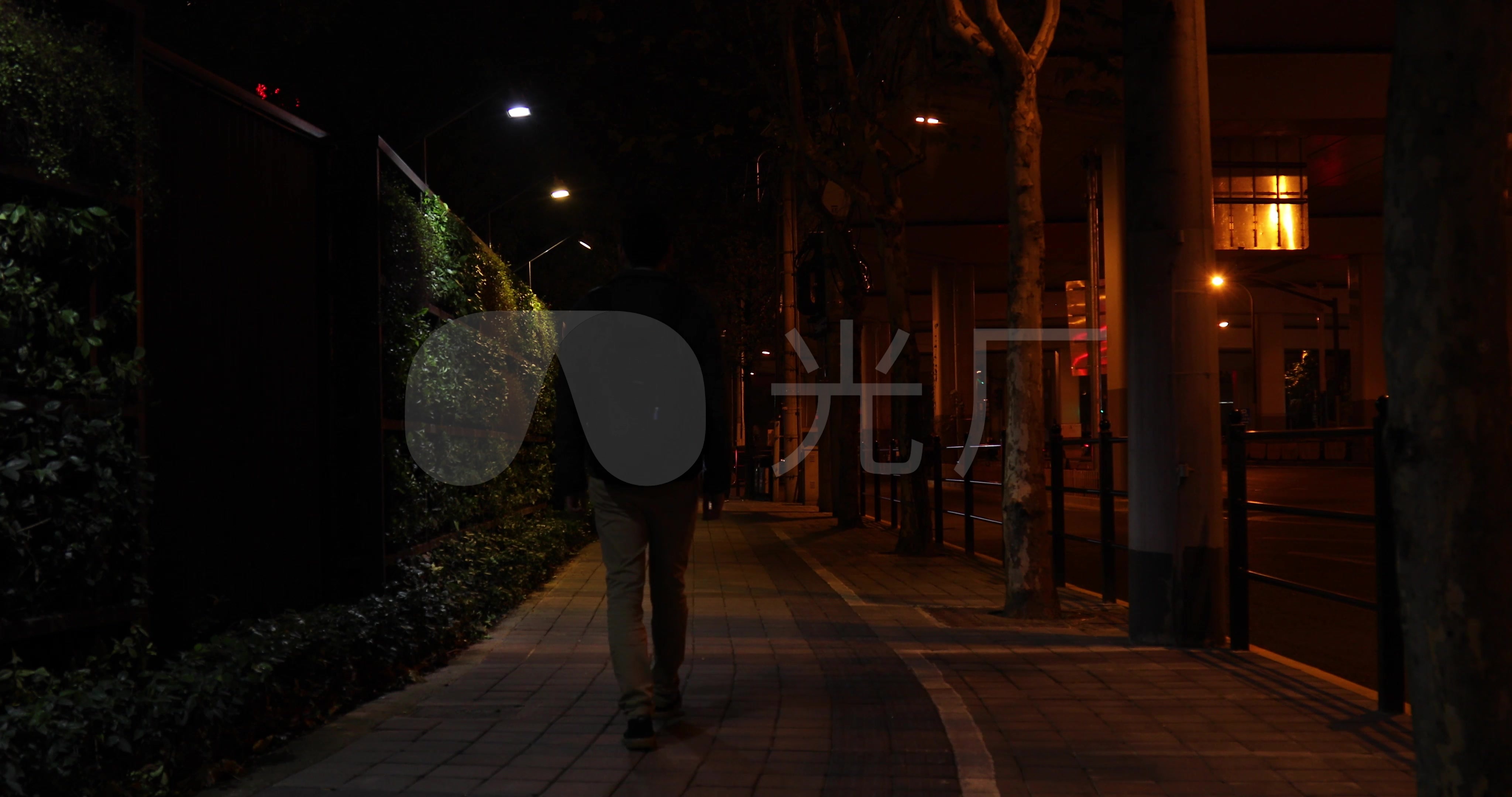 下班回家的路上灯火阑珊走远虚焦光斑背影