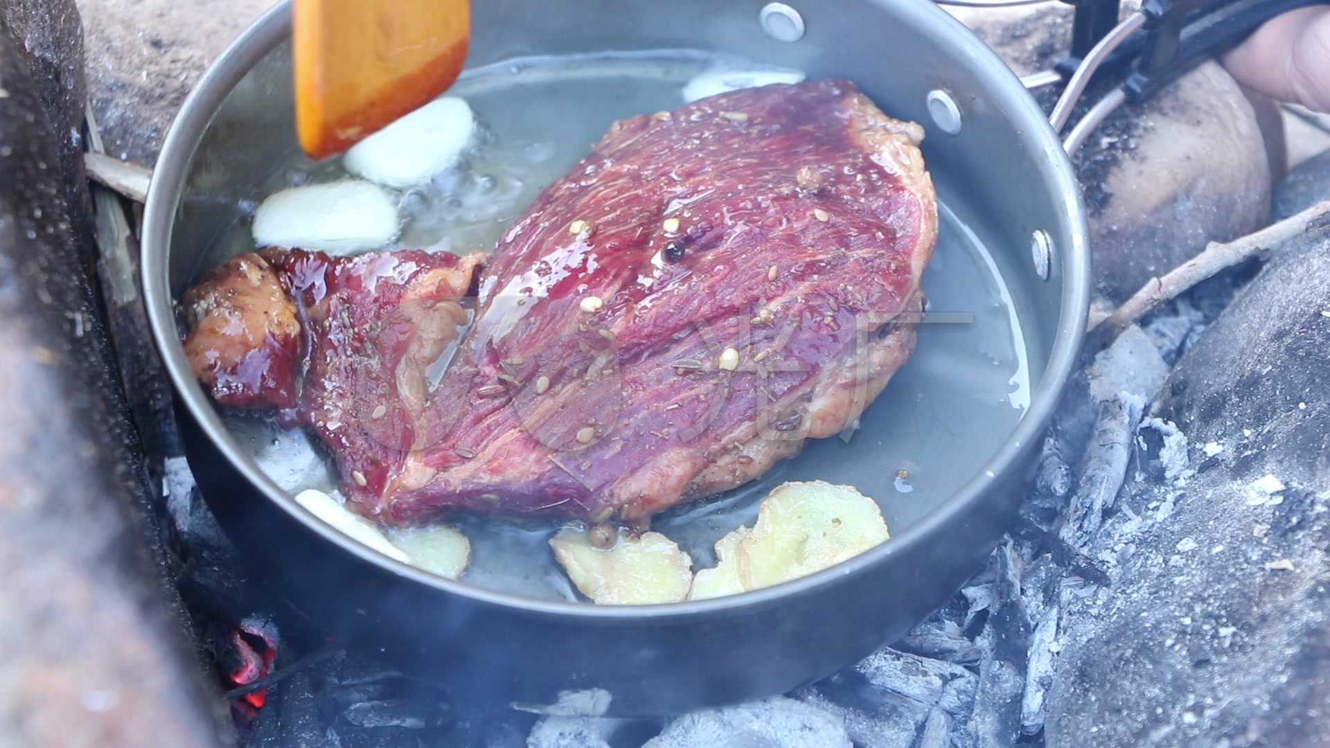 高清实拍野外煎牛排煎肉做饭美食_1920x1080_高清视频素材下载(编号