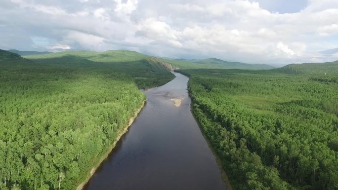 大兴安岭北部原始森林白鹿岛河流道路