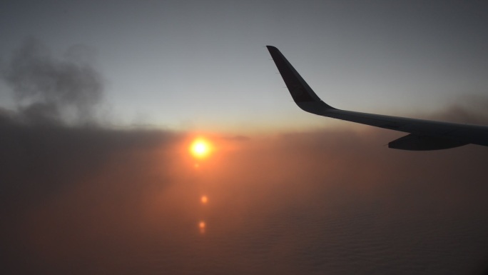飞机拍摄空中日出