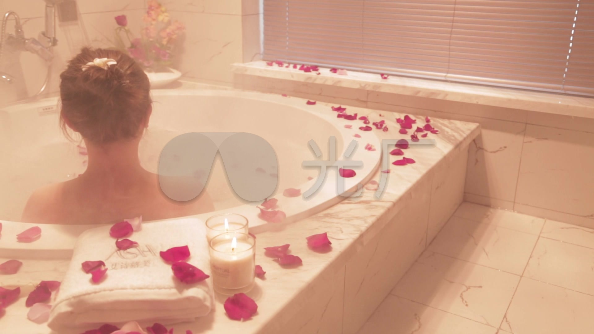 洗浴的放光的妇女在浪漫大气期间 库存照片. 图片 包括有 幻想, 泡沫, 干净, 女性, 浴室, 魅力 - 124770120