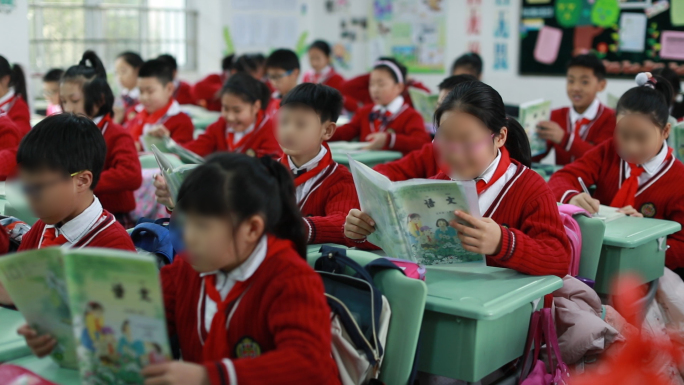 穿校服的五年级学生在班级上朗读语文慢镜头