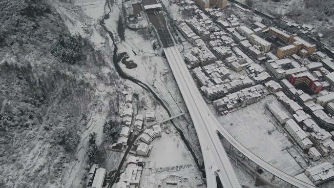 大雪封路