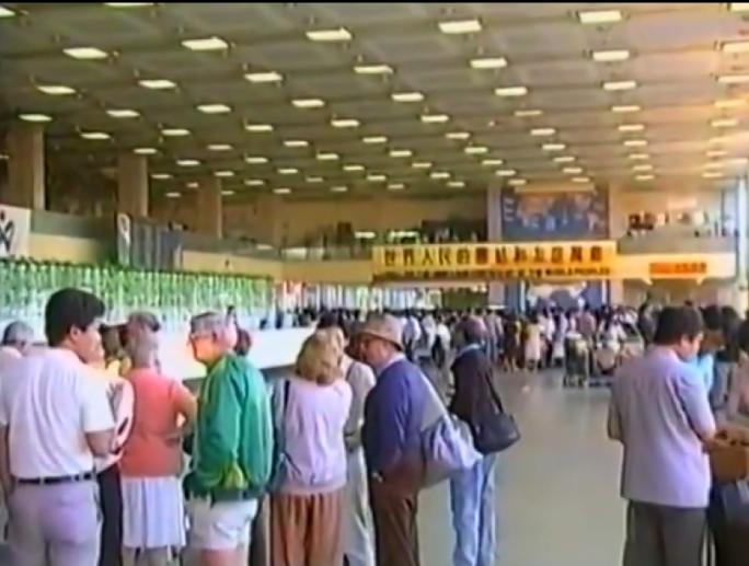 80年代北京飞机场候机大厅飞机