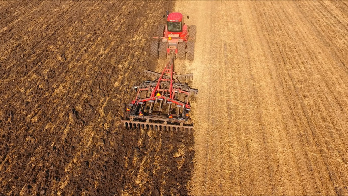 现代机械化农业生产犁地翻地整地北大荒