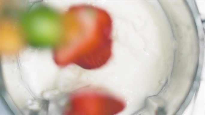 草莓牛奶破壁机水果冰块