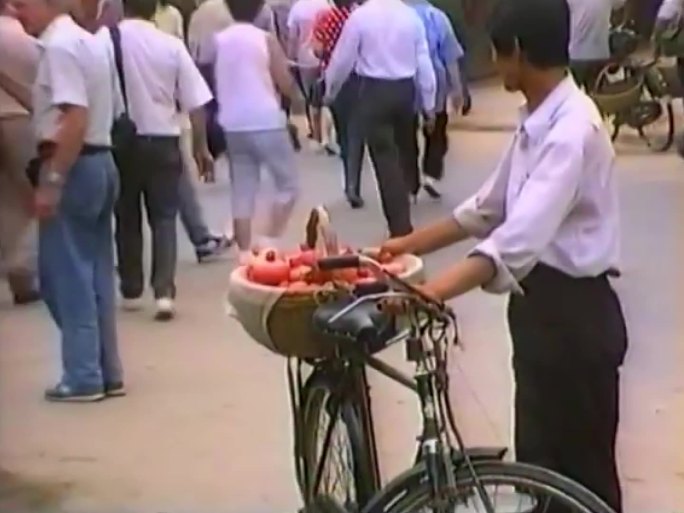90年代初卖水果的百姓