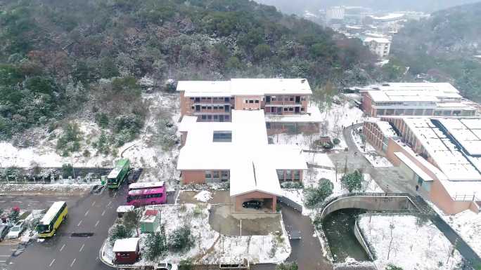 长沙雪景湖南大学雪景毛主席雕塑雪景学校