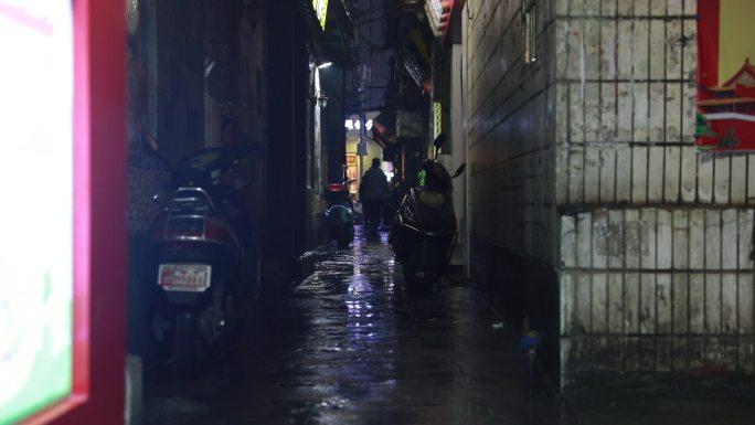 雨夜的小巷