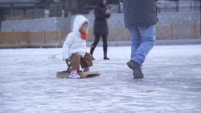 【原创】4K·冬日冰上娱乐冰上滑椅抽陀螺