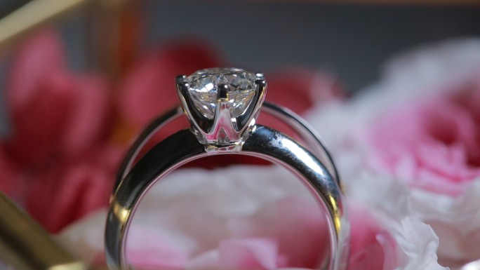 硕大的钻石戒指