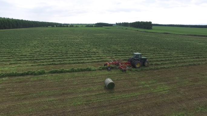 4K航拍畜牧草现代农业收割整理打卷机械化