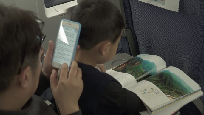 【原创】4K·高铁上的手机低头族和读书人