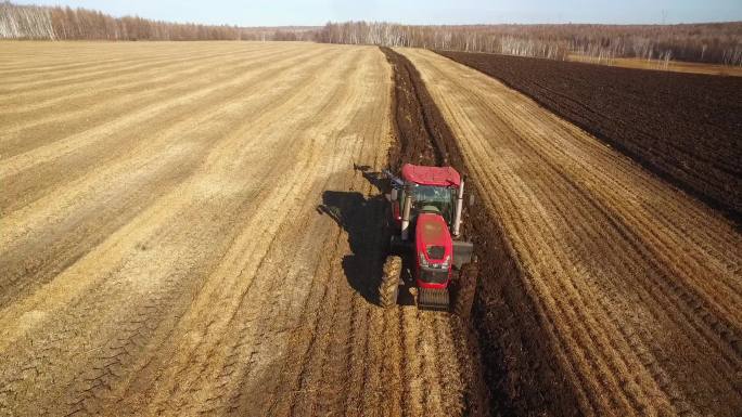 农业耕种深松大型机械黑土地航拍2