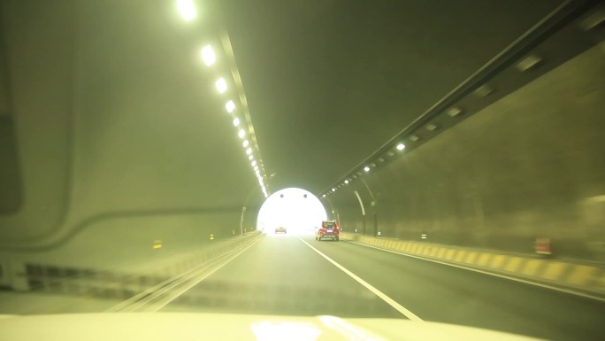 2分03秒高速路雪峰山隧道实拍