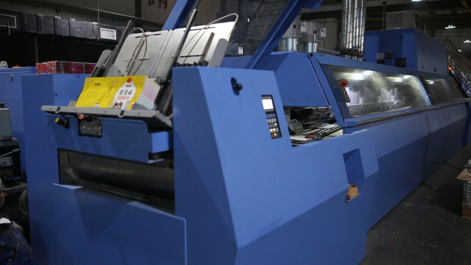 实拍印刷企业生产线工人机械
