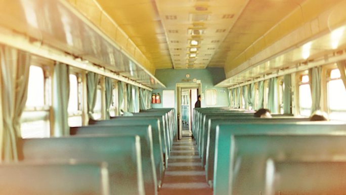 火车80年代怀旧绿皮车火车车厢