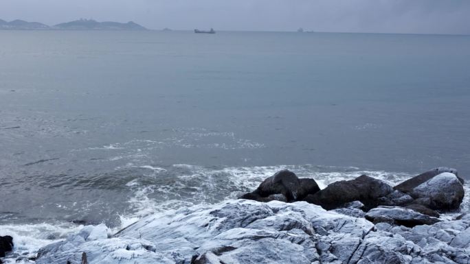 烟台冬季海边浊浪排空