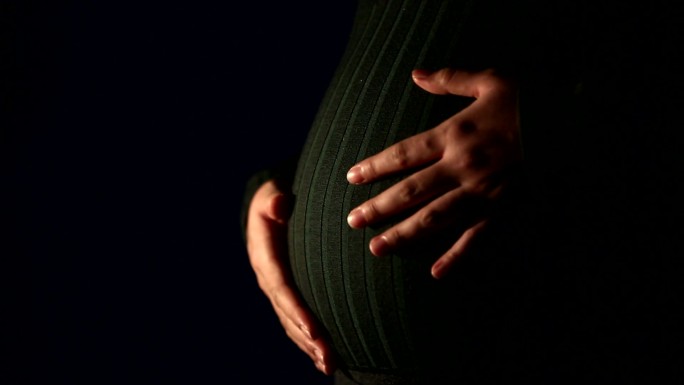 孕妇摸肚子、怀孕、孕晚期、孕育、生孩子