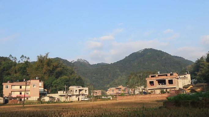 冬天旭日东升温暖阳光洒向大地农村春