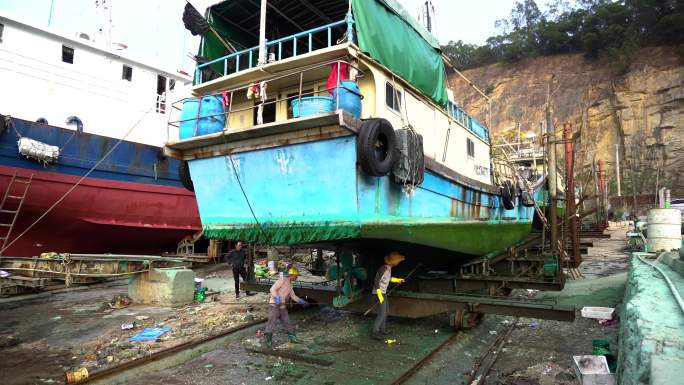 广东阳江海陵岛闸坡船厂清洗渔船