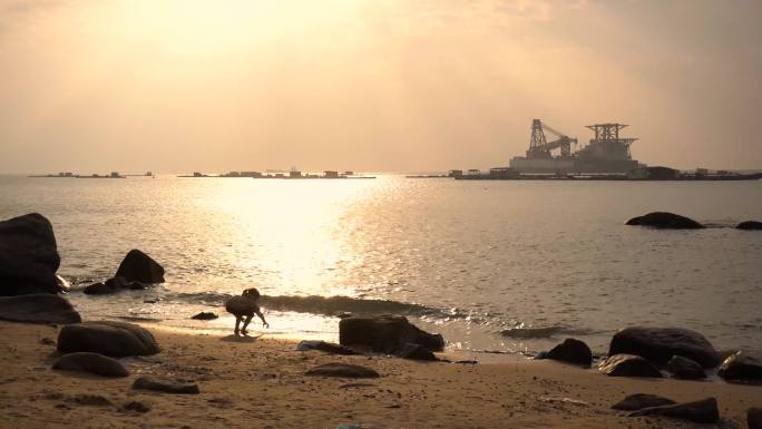 广东阳江海陵岛马尾岛儿童玩耍海滩夕阳