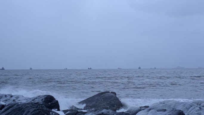 严冬清晨烟台汹涌的海浪