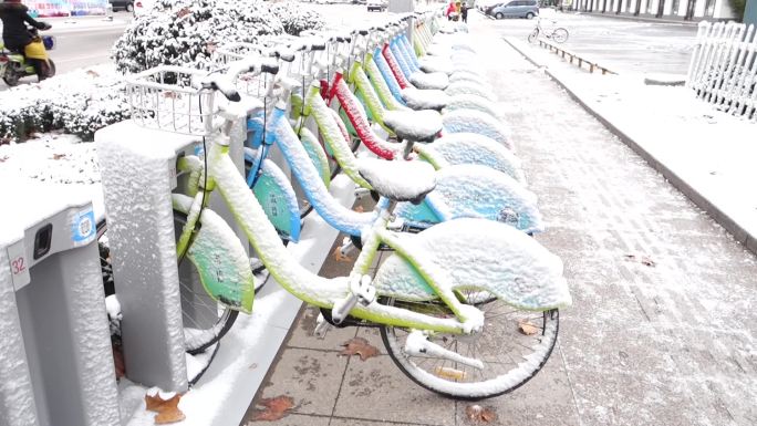 实拍摩拜单车共享自行车雪景清洁三轮车