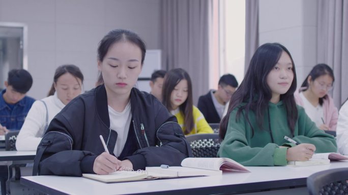 美女大学生认真听课做笔记