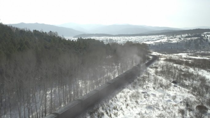 雪地上行使火车铁轨戈壁行使火车