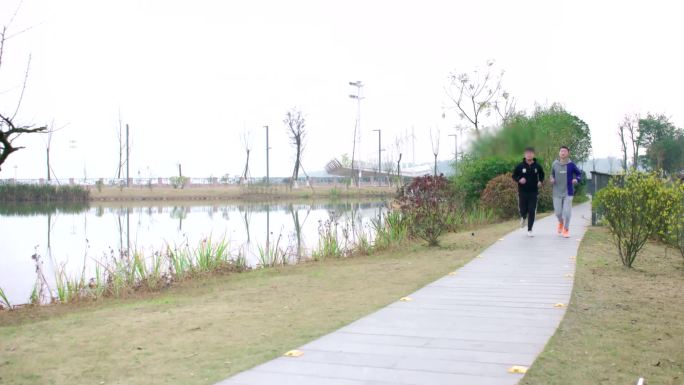 帅气男生跑步湖边公园晨跑锻炼身体