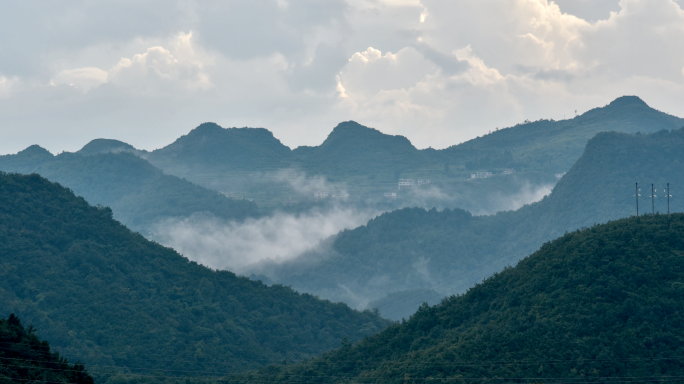 白云翻滚延时雨后山峦起雾秋天树林暴雨