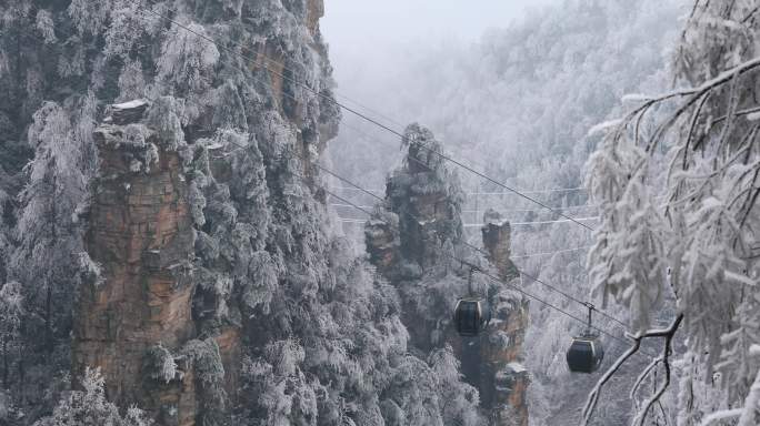 4K冰雪山中缆车索道01