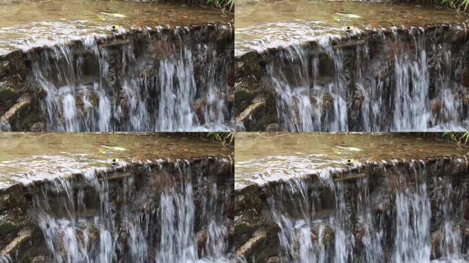 古村落景区小瀑布，湍湍流水。