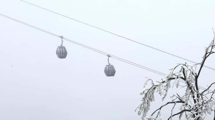 4K冬天雪后的缆车索道