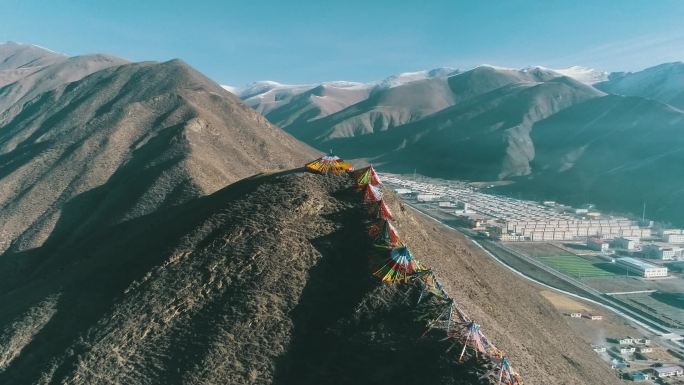 青海玉树航拍雪山经幡