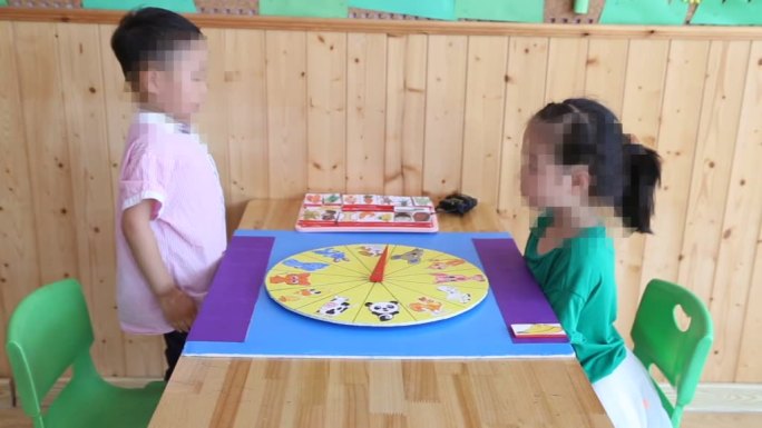 幼儿玩游戏之小动物找食吃实拍视频