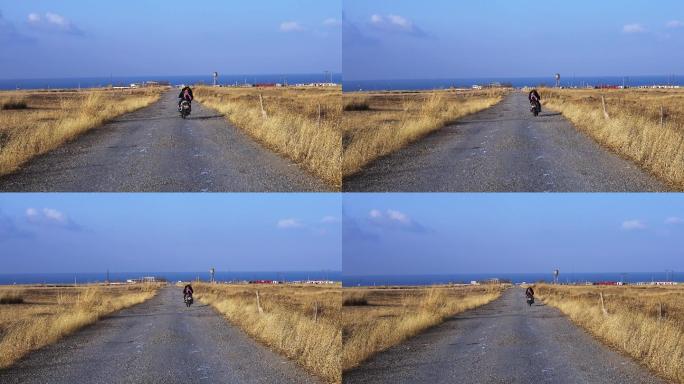青海湖旁骑摩托车背影