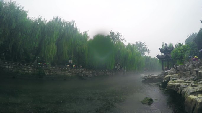 济南雨中护城河黑虎泉下雨烟雨蒙蒙