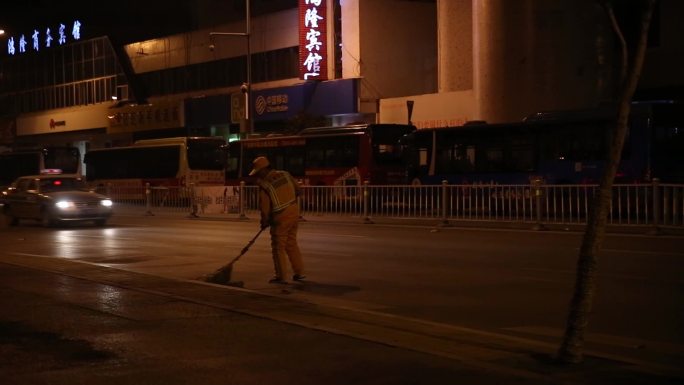 济南凌晨清洁工扫路市民取泉水