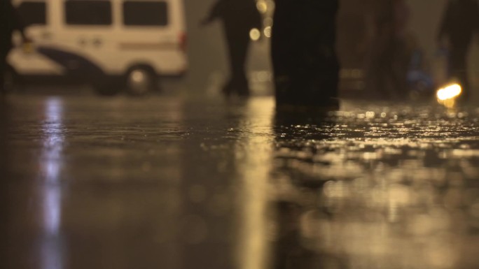 华灯雨天夜晚地面积水人流脚步