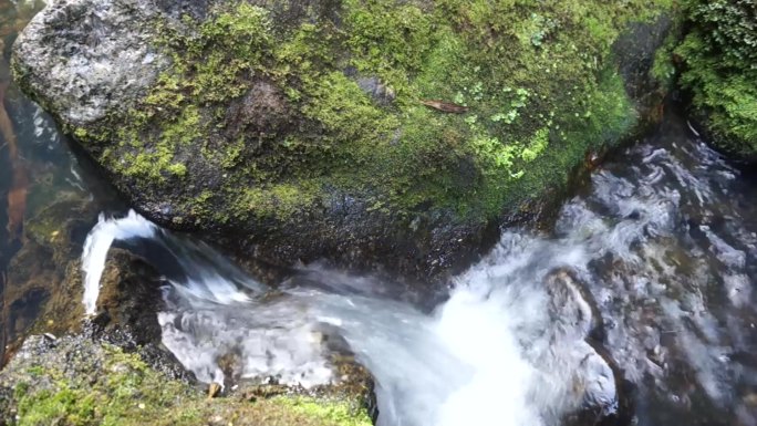 山间流水，深山小溪流水