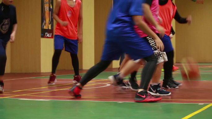 青少年篮球特训营孩子们在激烈对抗训练