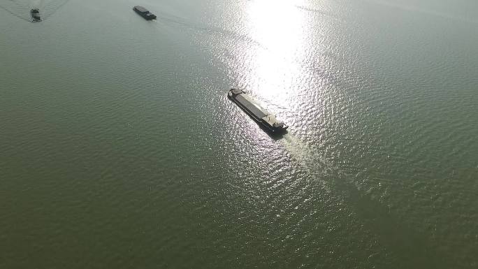 航拍杭州钱塘江的船：个人作品，无版权纠纷