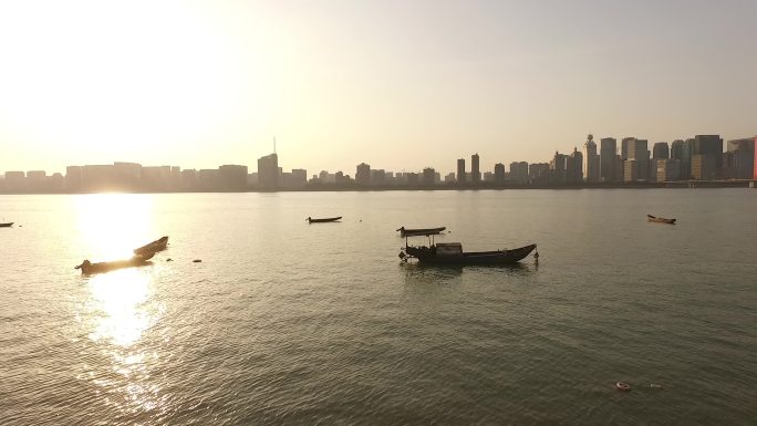 航拍杭州江边的落日渔船